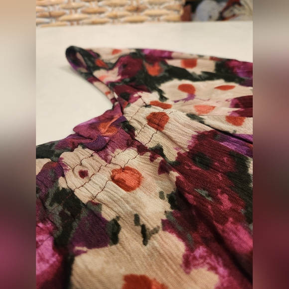 Woman's loose flowing top - Picture 3 of 4